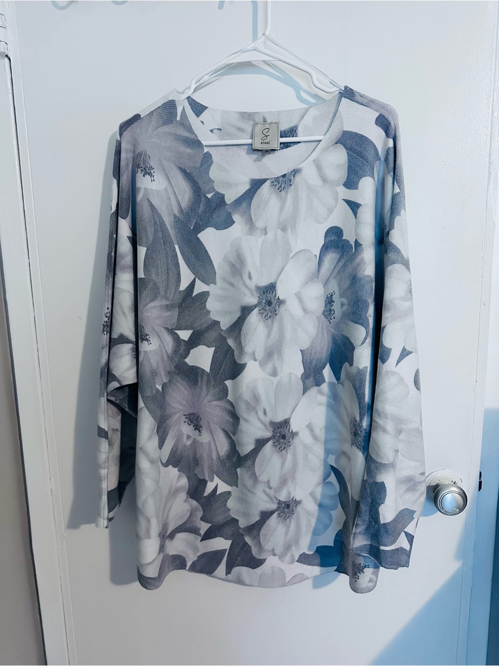 Sioni Gray and White Floral Long-Sleeve Top
